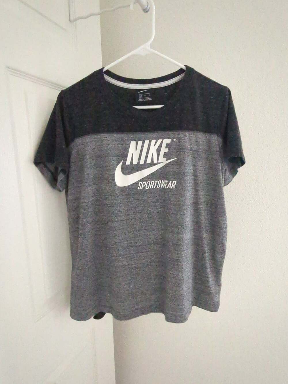 Nike Sportswear T-Shirt Size XL Gray Black Colorblock Logo